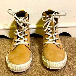 Timberland woman's Skyla Bay 6-inch boot. Color = tan Size 6.5.
